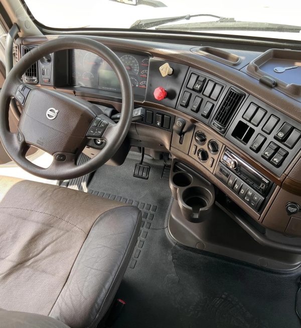 2016 Volvo VNL42T670 - Image 12