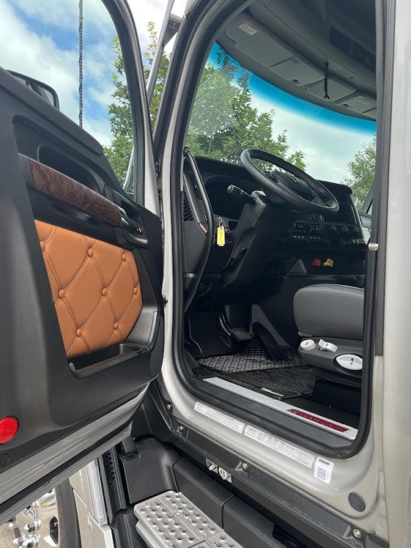 2023 Kenworth T680 - Image 18