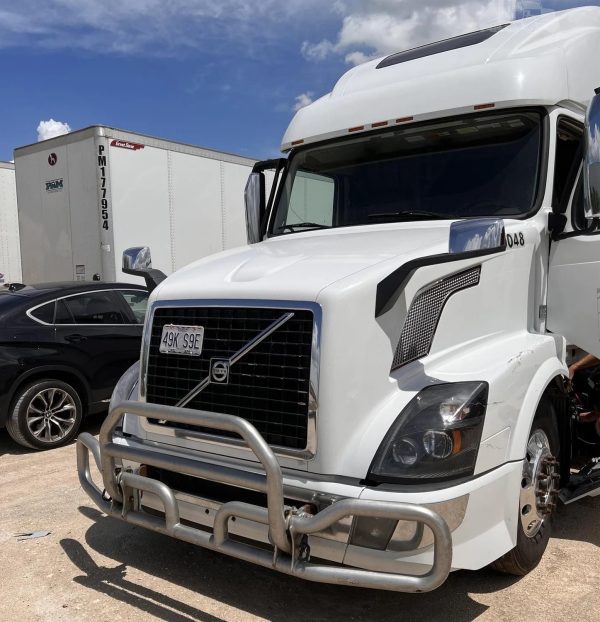 2016 Volvo VNL42T670 - Image 2