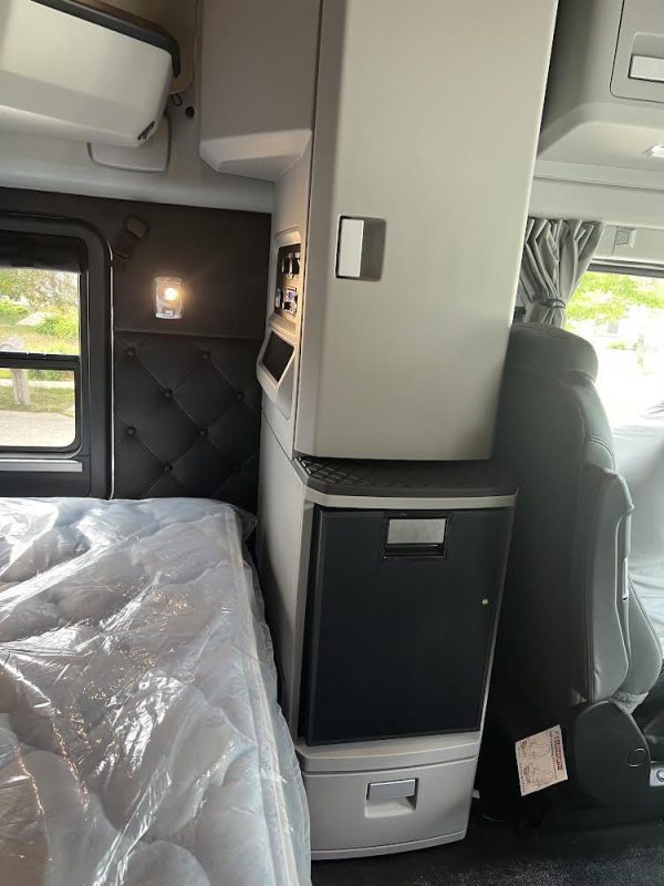 2023 Kenworth T680 - Image 29