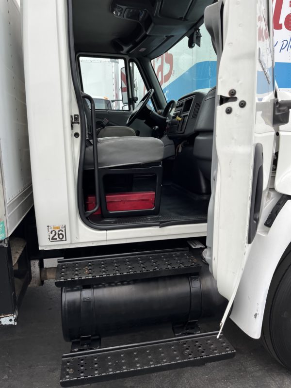2005 International Durastar 4300 Box Truck - Image 2