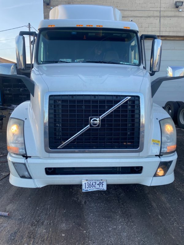 2016 Volvo VNL64T630 - Image 2