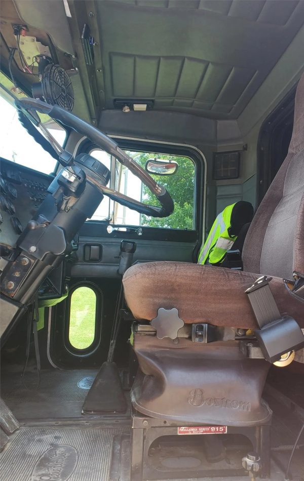 1988 Peterbilt 377 - Image 14
