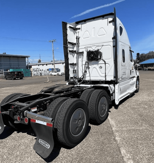 2018 Freightliner Cascadia 126 - Image 4