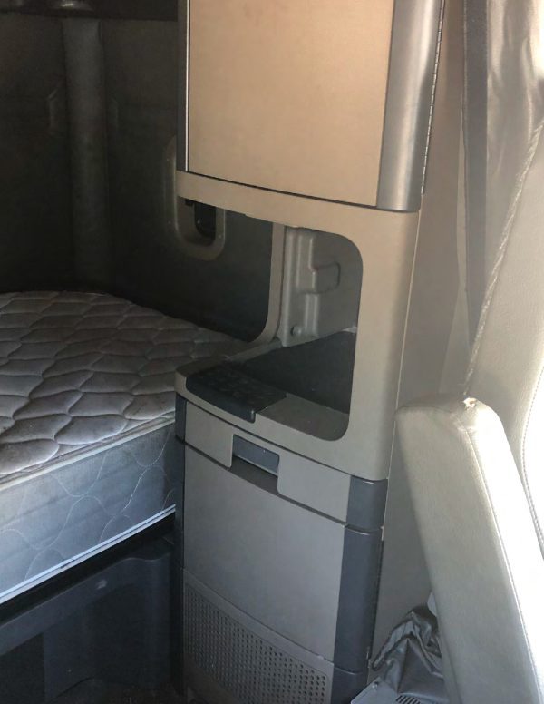 2016 Freightliner Cascadia Mid Roof 125 - Image 22