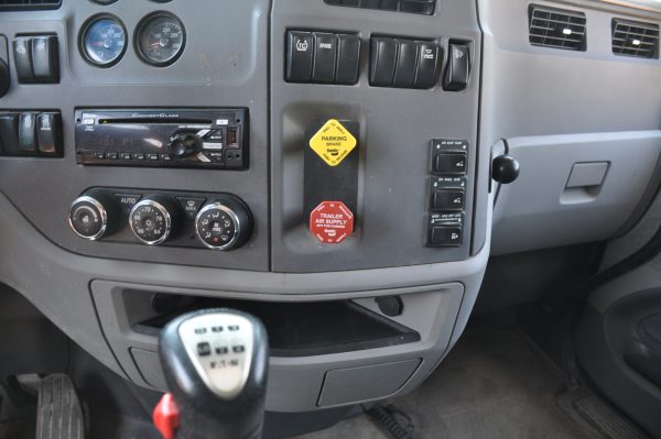 2016 Peterbilt 579 - Image 16