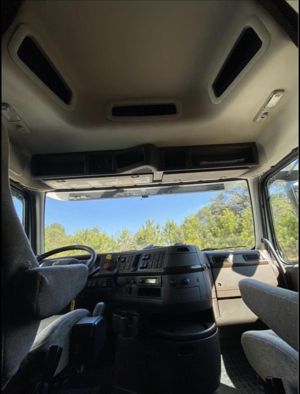 2015 Volvo VNL64T630 - Image 10
