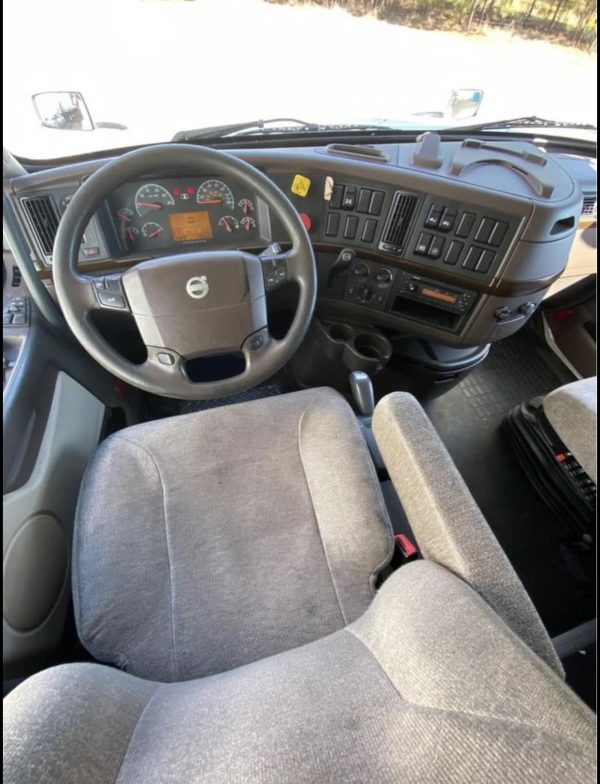 2015 Volvo VNL64T630 - Image 12