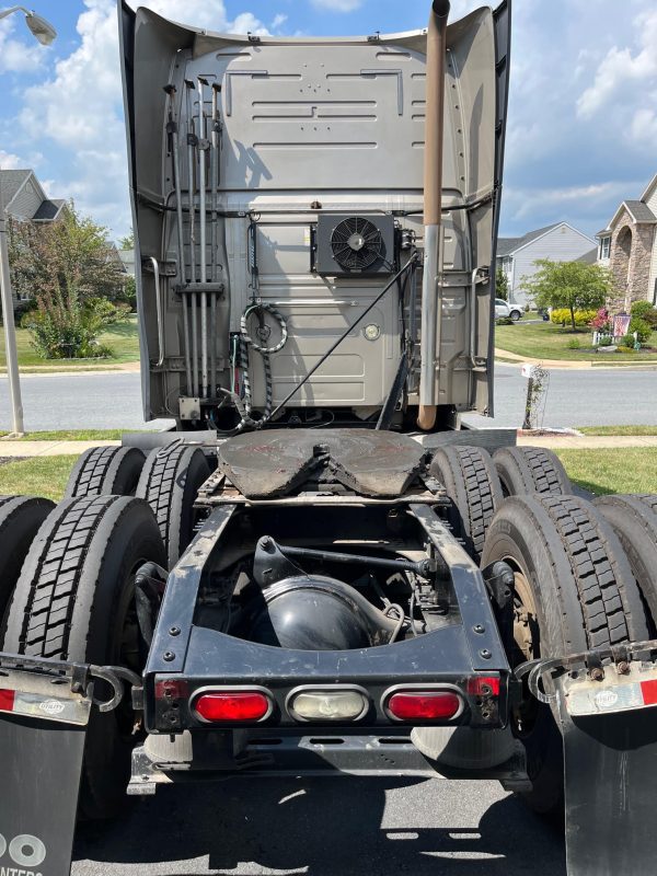 2016 VOLVO VNL64T780 Sleeper - Image 2