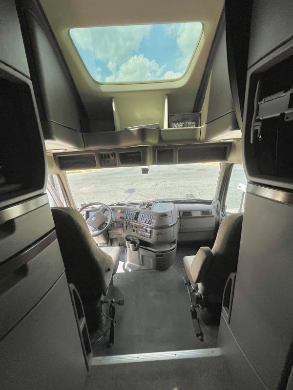 2016 VOLVO VNL64T780 Sleeper - Image 12