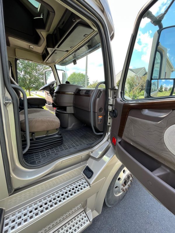 2016 VOLVO VNL64T780 Sleeper - Image 13