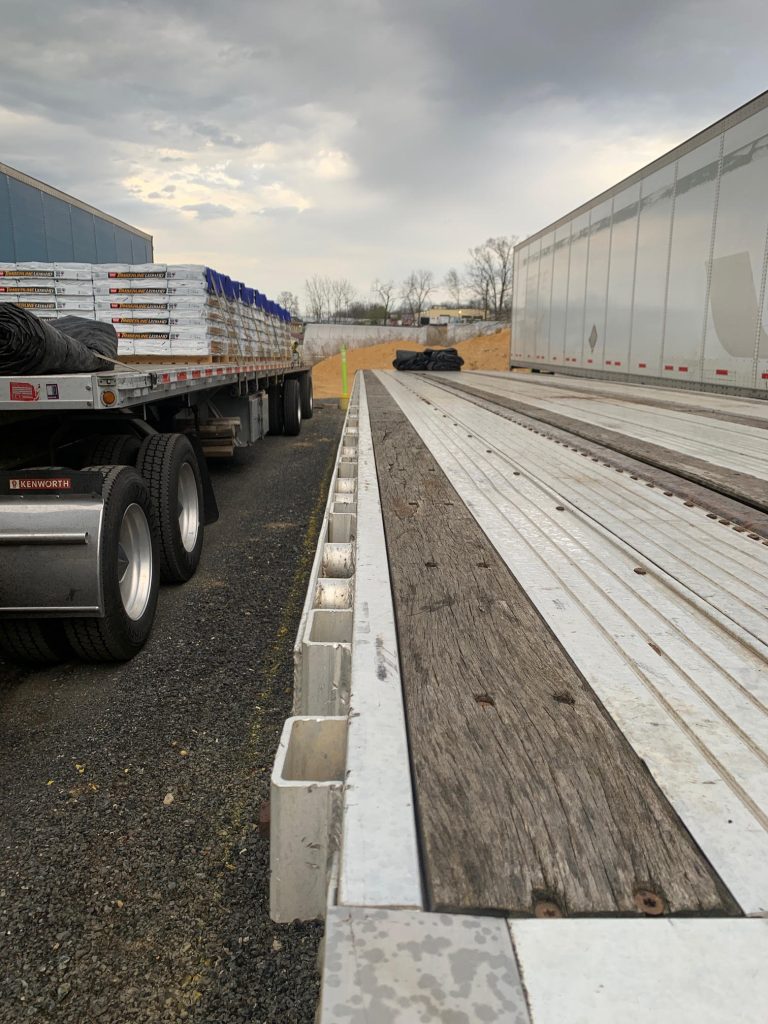 2013 UTILITY Flat Bed Trailer - Image 3