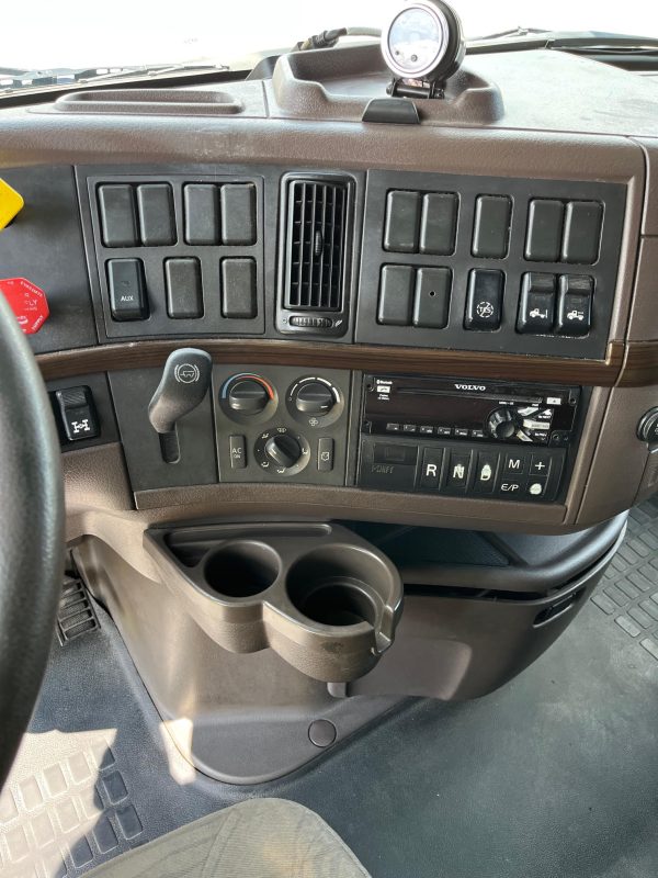 2016 VOLVO VNL64T780 Sleeper - Image 6