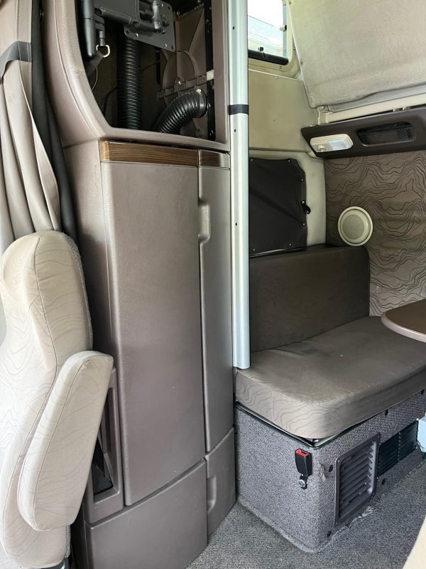 2016 VOLVO VNL64T780 Sleeper - Image 8