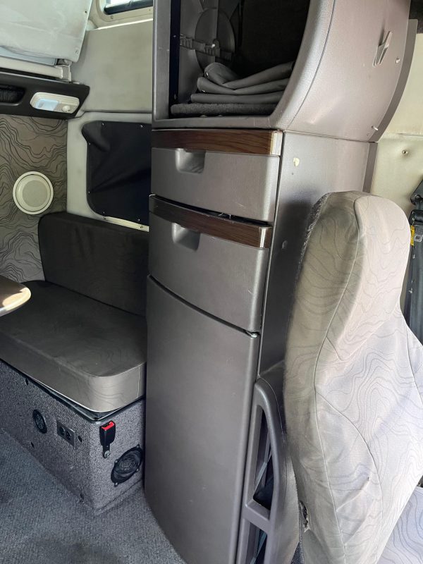 2016 VOLVO VNL64T780 Sleeper - Image 10