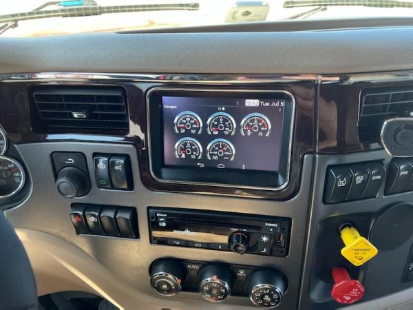 2018 Peterbilt 579 - Image 9
