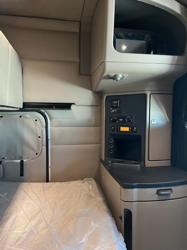 2018 Peterbilt 579 - Image 11