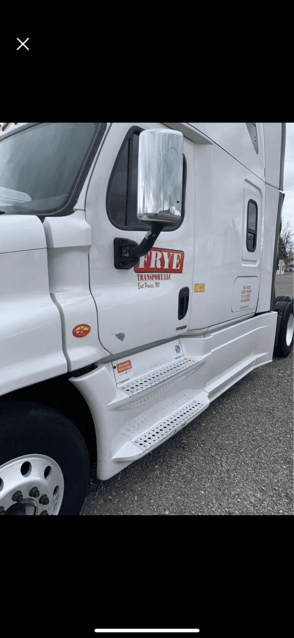 2015 Freightliner Cascadia 125 - Image 2