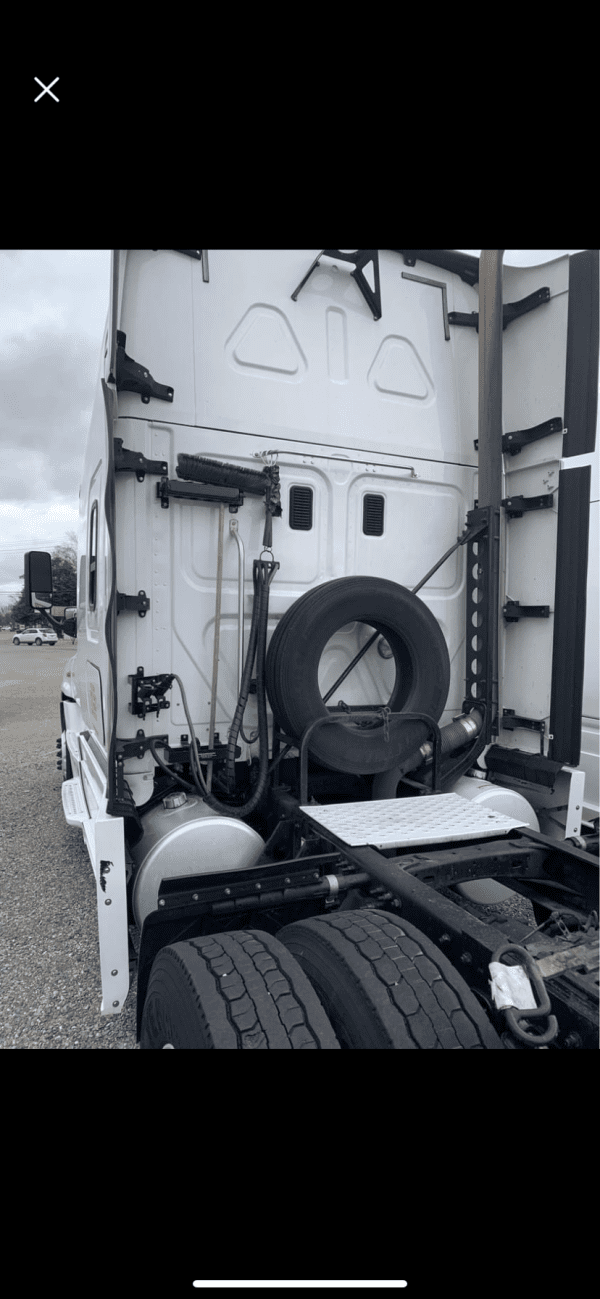 2015 Freightliner Cascadia 125 - Image 3