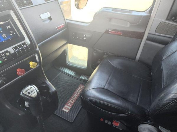2018 Kenworth W900L - Image 24