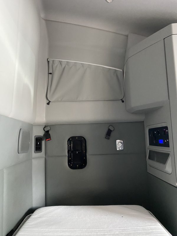 2016 Kenworth T680 - Image 5