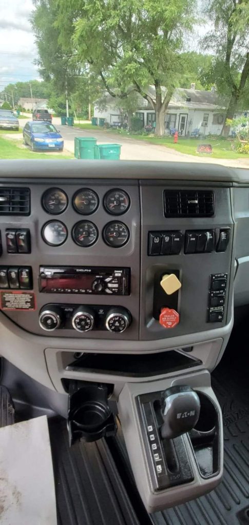 2014 Peterbilt 579 - Image 10