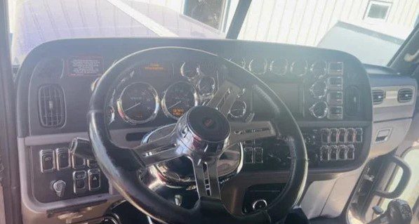 2019 PETERBILT 389 PRIDE & CLASS - Image 11