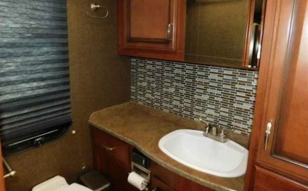 2014 FLEETWOOD BOUNDER CLASSIC 36H - Image 11
