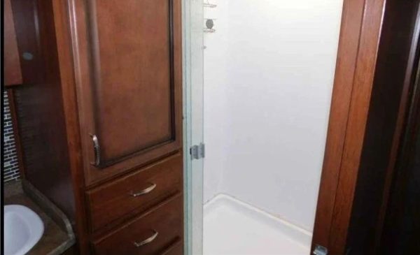 2014 FLEETWOOD BOUNDER CLASSIC 36H - Image 12