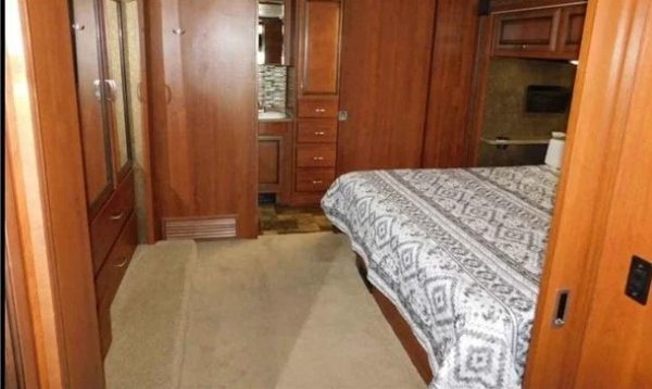2014 FLEETWOOD BOUNDER CLASSIC 36H - Image 7