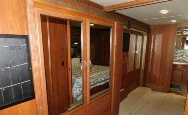 2014 FLEETWOOD BOUNDER CLASSIC 36H - Image 9