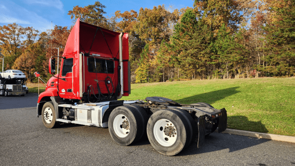 2016 Mack Pinnacle CXU613 - Image 2