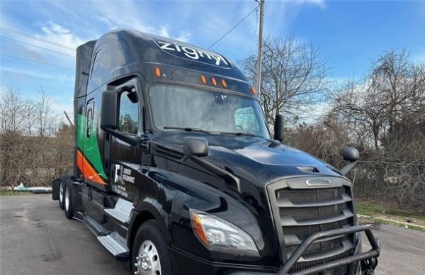 2018 FREIGHTLINER CASCADIA 126 - Image 2