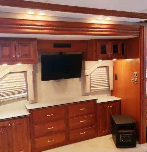 2009 FLEETWOOD REVOLUTION LE 42K - Image 11