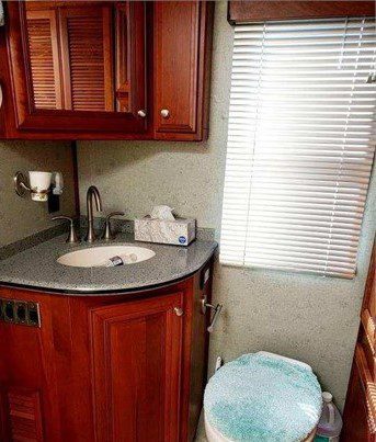 2009 FLEETWOOD REVOLUTION LE 42K - Image 15