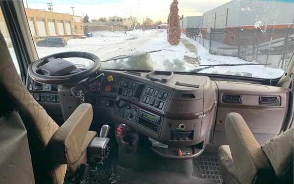 2015 VOLVO VNL64T670 - Image 15