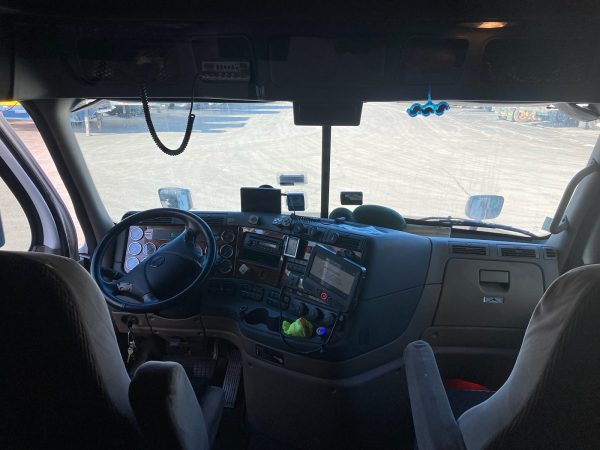 2013 Freightliner Cascadia 125 - Image 2