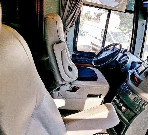 2009 FLEETWOOD REVOLUTION LE 42K - Image 4