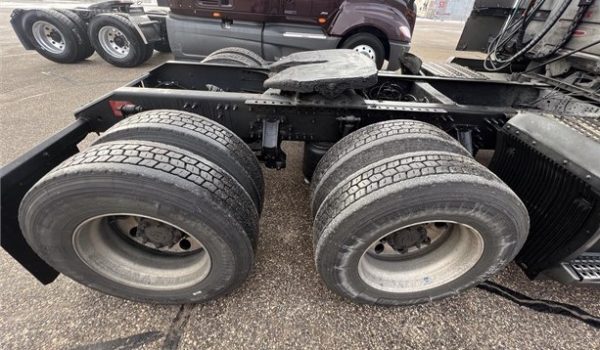 2015 VOLVO VNL64T670 - Image 6
