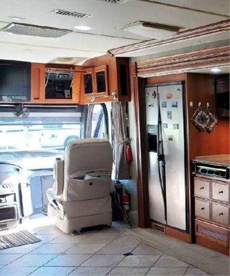 2009 FLEETWOOD REVOLUTION LE 42K - Image 7