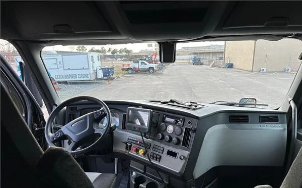 2018 FREIGHTLINER CASCADIA 126 - Image 8