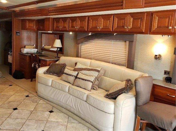 2009 FLEETWOOD REVOLUTION LE 42K - Image 8