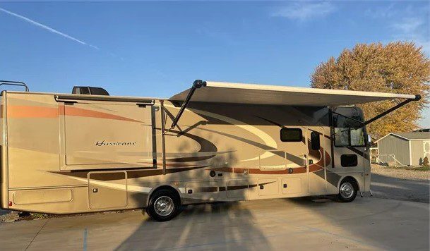 2016 THOR MOTOR COACH HURRICANE 35C - Image 16