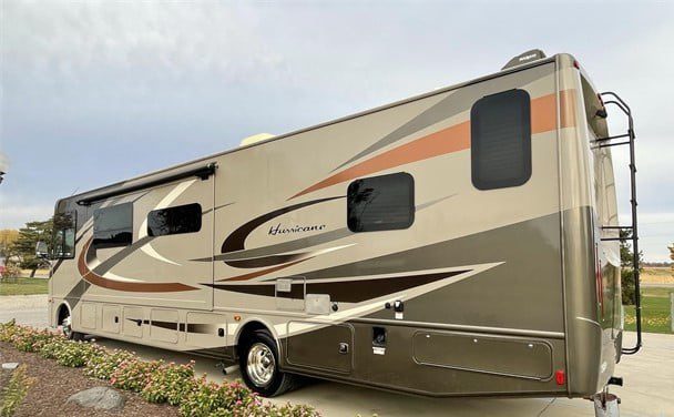 2016 THOR MOTOR COACH HURRICANE 35C - Image 2