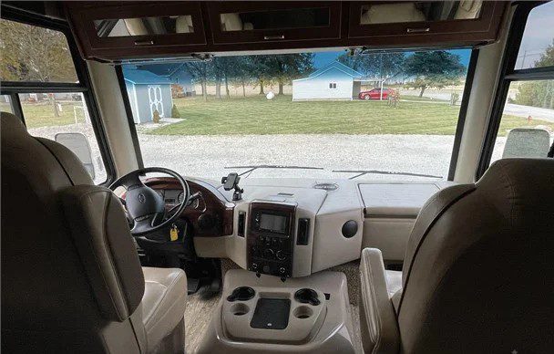 2016 THOR MOTOR COACH HURRICANE 35C - Image 3