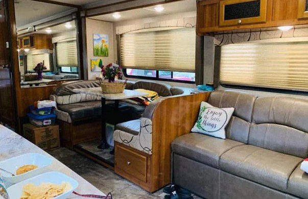 2019 COACHMEN LEPRECHAUN 230CB - Image 3