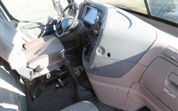 2010 Freightliner Cascadia 125 “Day Cab” - Image 7