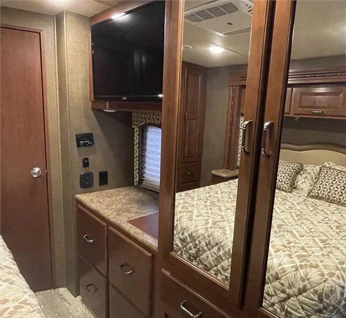 2016 THOR MOTOR COACH HURRICANE 35C - Image 7