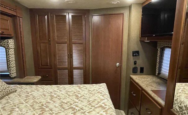 2016 THOR MOTOR COACH HURRICANE 35C - Image 8