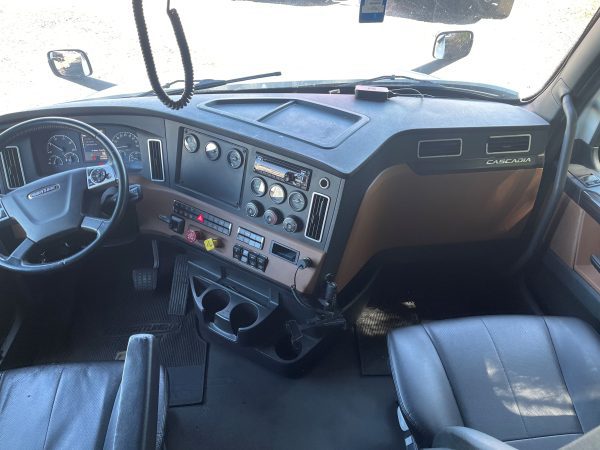 2018 Freightliner Cascadia 126 - Image 5